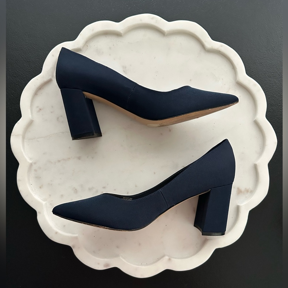 Women’s Marc Fisher Dark Navy Blue Block Heels Size 7M ~ 3 inches - Picture 2 of 7